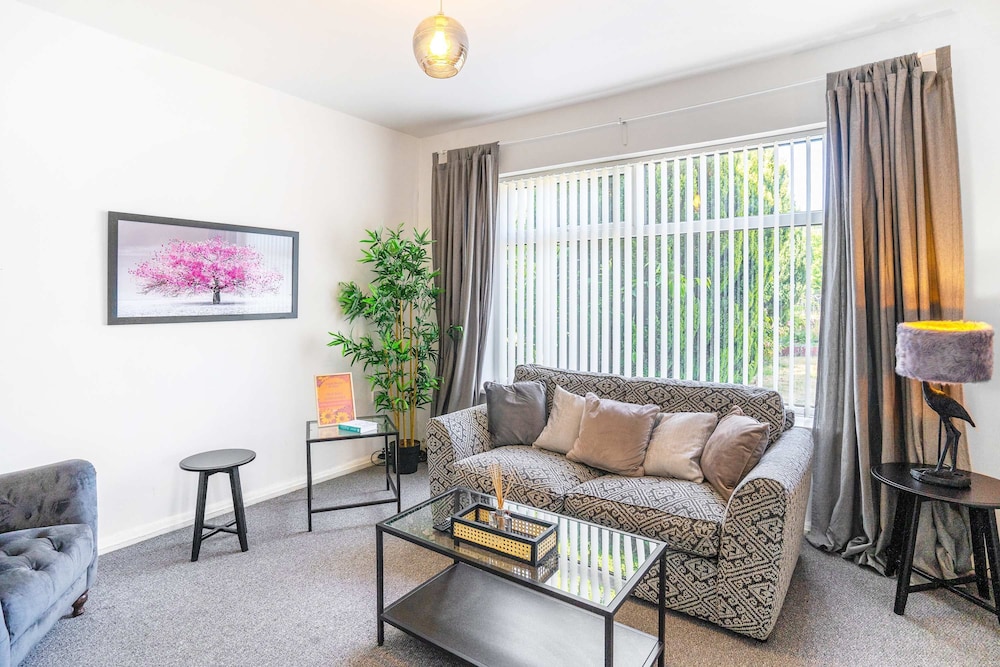 Comfy 3bed House-parking-garden