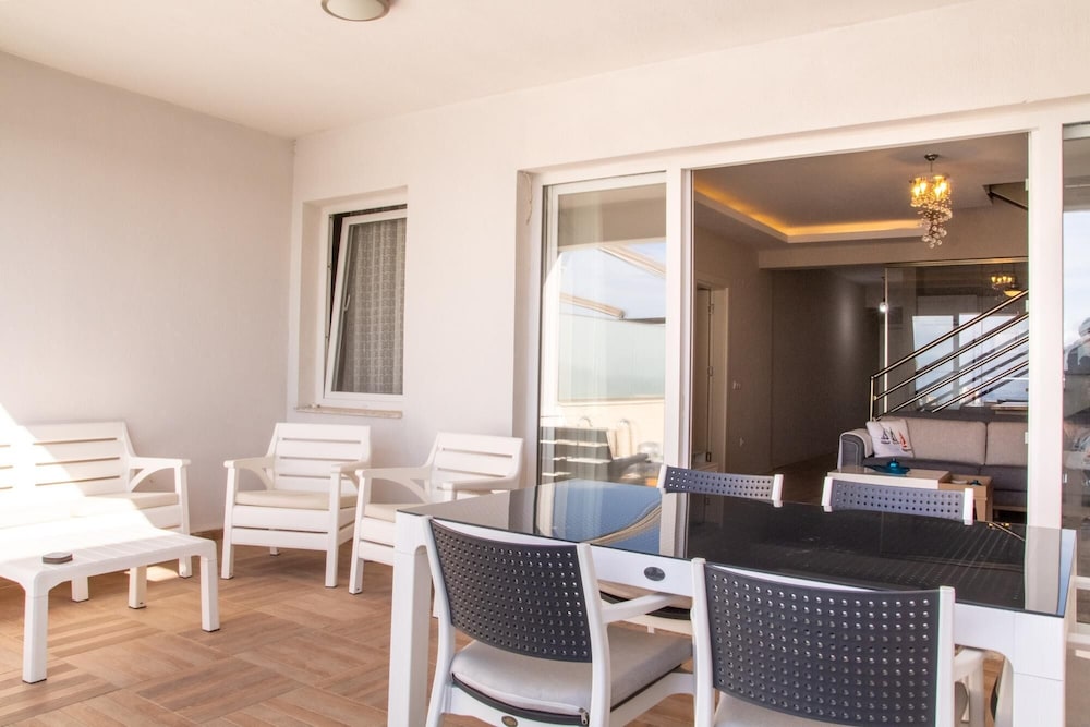 Spacious Perfect Flat With Private Pool view 4