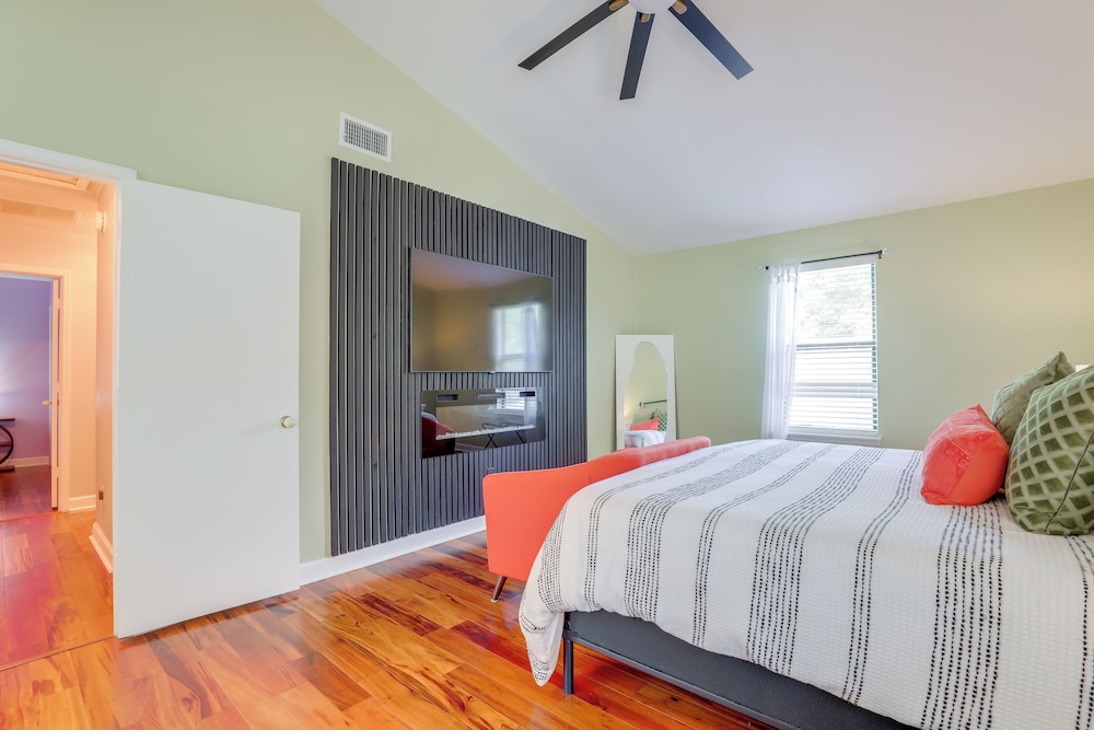 4 Mi to Stone Mountain: Retreat w/ Office!