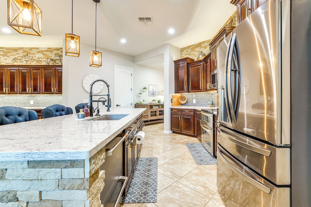 Swim-up Bar & Putting Green: Goodyear Getaway!