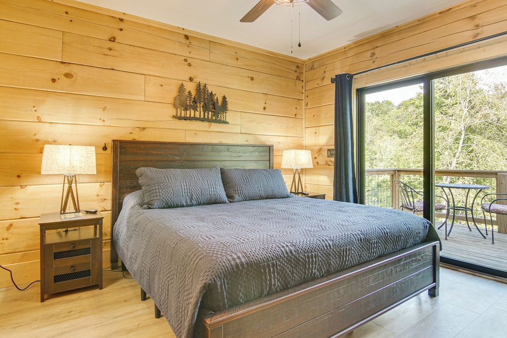 Amazing Waterfall! New Scenic Black Mtn Log Cabin