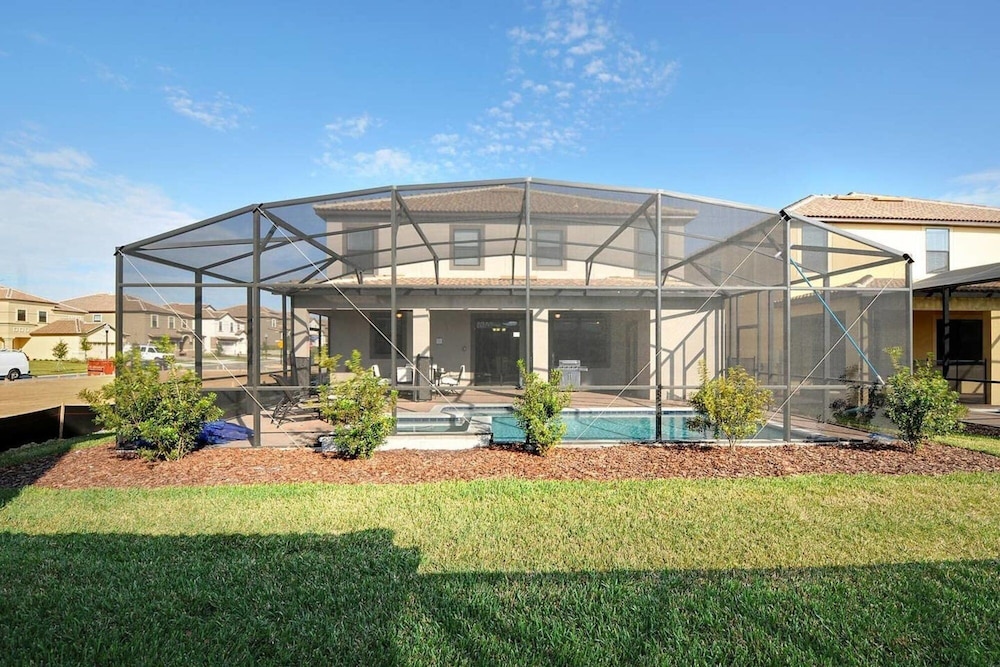 Modern House in Champions Gate With Private Pool - Image 2