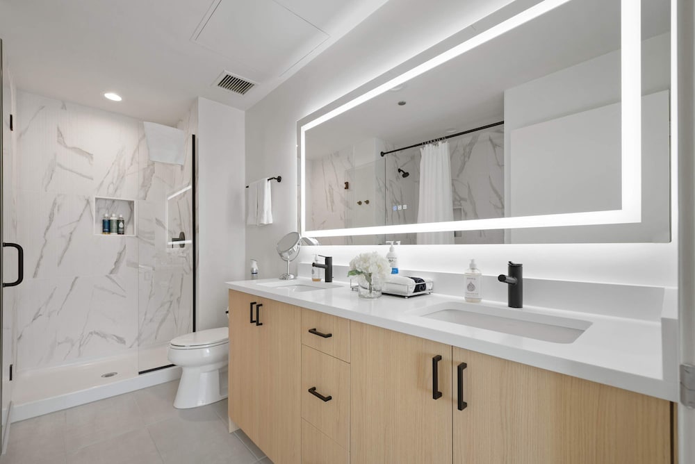 West Loop Grand Penthouse 3BR Best Views