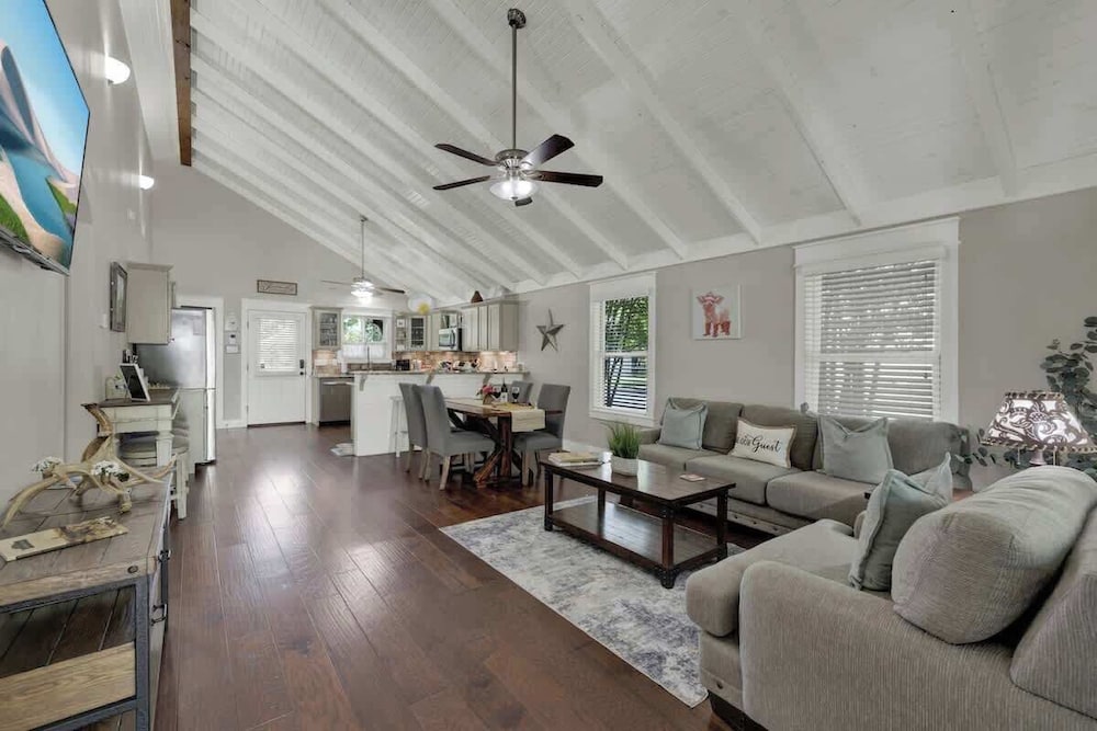 Charming Cottage-3 Mins to Downtown-pet Friendly!