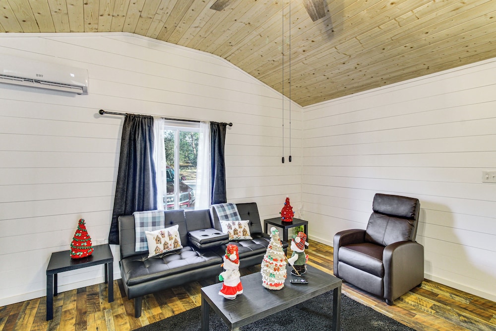 1 Mi to Dtwn Enterprise: Pet-friendly Home w/ Yard
