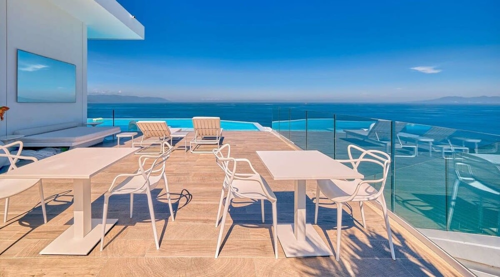 Luxurious 2BR Condo - Amazing Ocean View - Pool