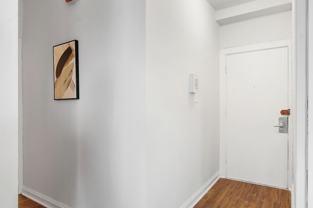 Sleek 2BR - Hyde Park 405