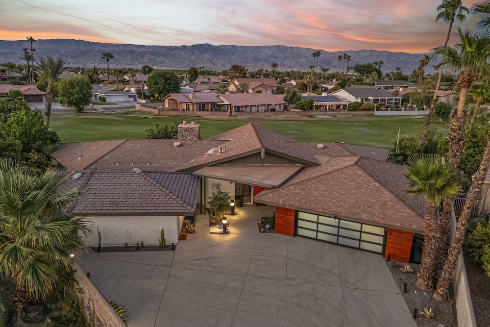 Edgy House Pool Hot Tub and Golf Course Views