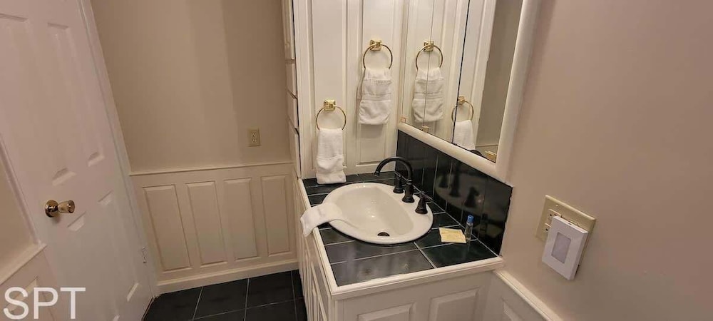 Large 3 Bedr Bay Views Pool Great Deck 3 Bedroom Condo