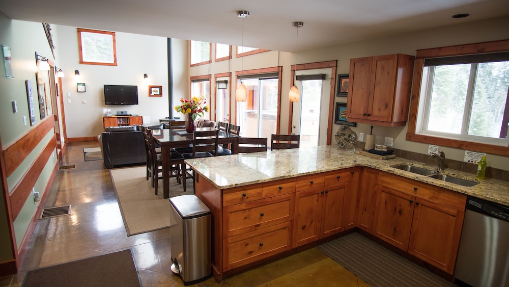 Cedar House Restaurant & Chalets
