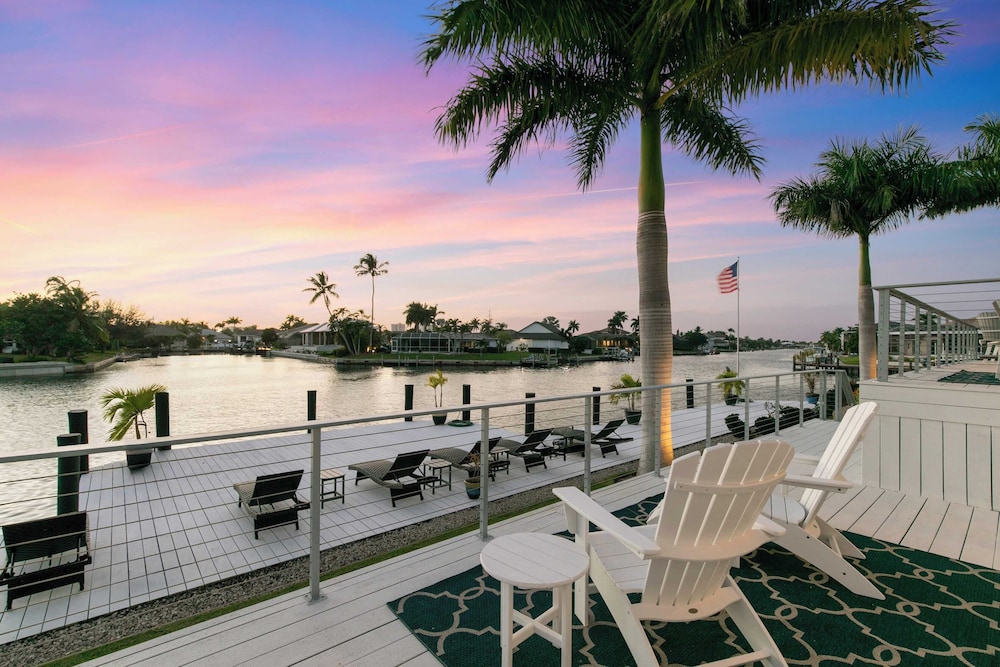 Marco Polo by Avantstay Waterfront 5bdr, Pool, Spa, Fire Pit, Walk to Beach