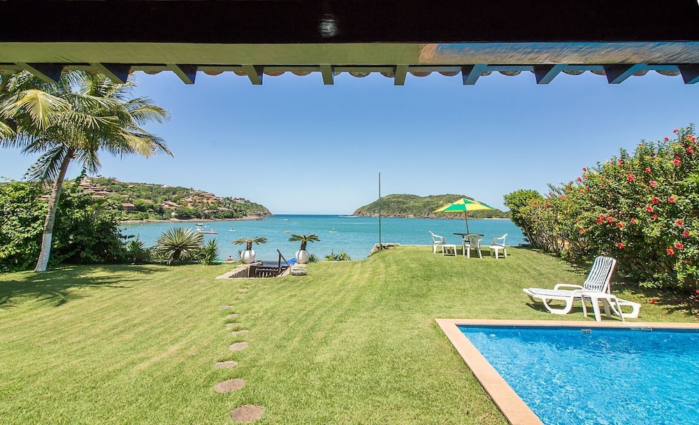 Casa com Cinco Quartos Pé na Areia