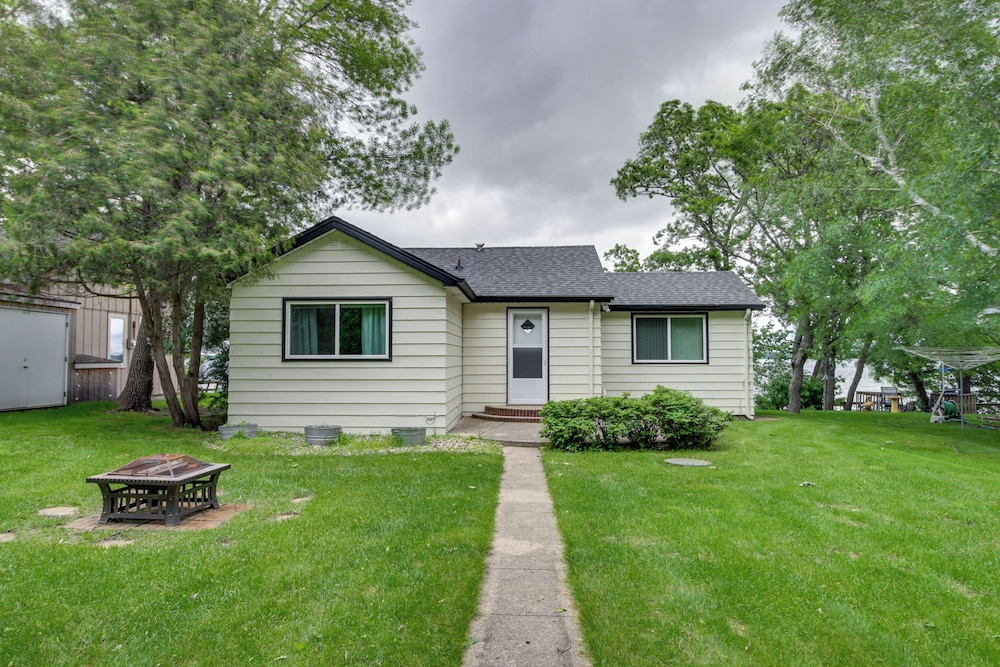Lakefront Pelican Rapids Cabin w/ Boat Dock!