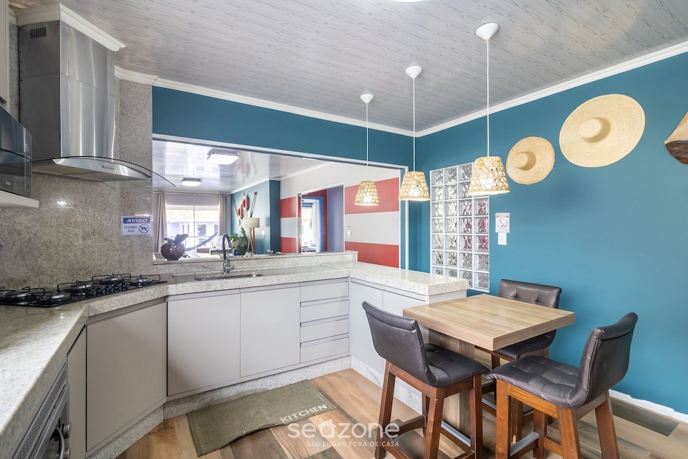 Apt w/ Balcony, 3 Bedrooms Close to Beach Rsu3842