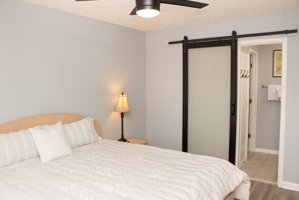 Waterway Village 18g 2 Bedroom Condo