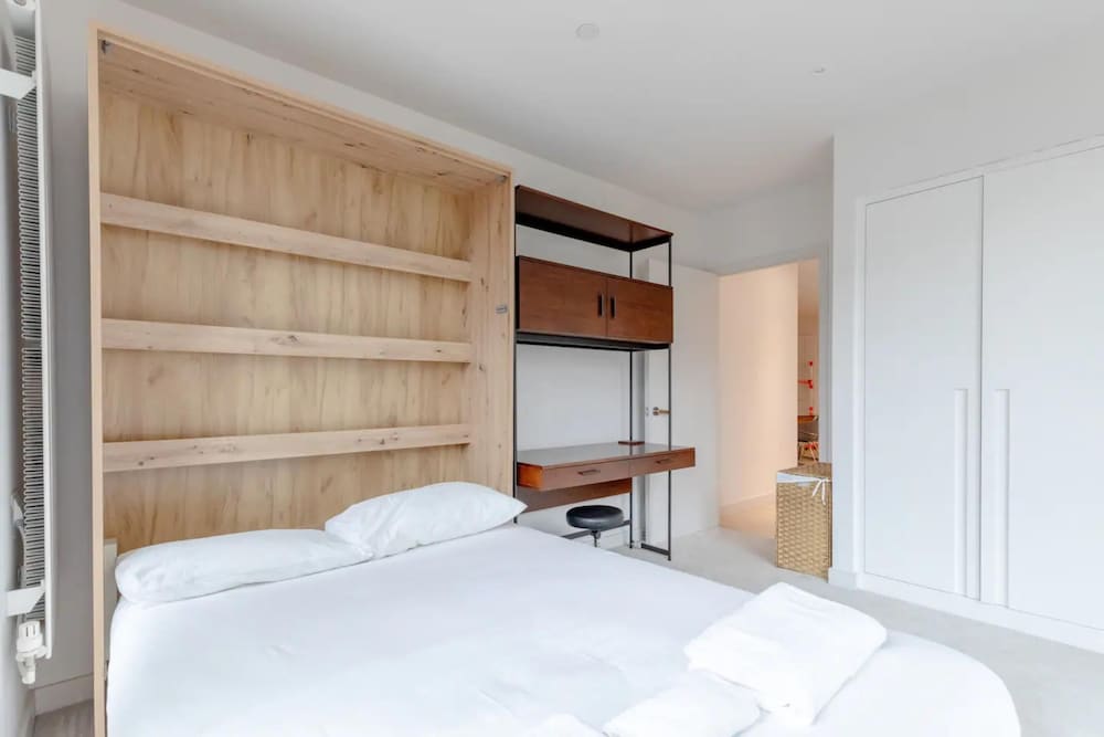 Charm & Convenience 3 Bed Near Excel London