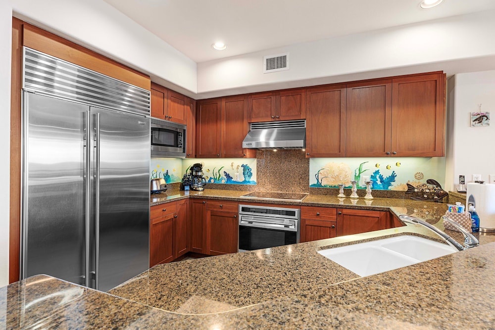 Direct Ocean Front - AC - Concierge Included - Ocean Viewing Lanai & Near Shops! -vrkcv