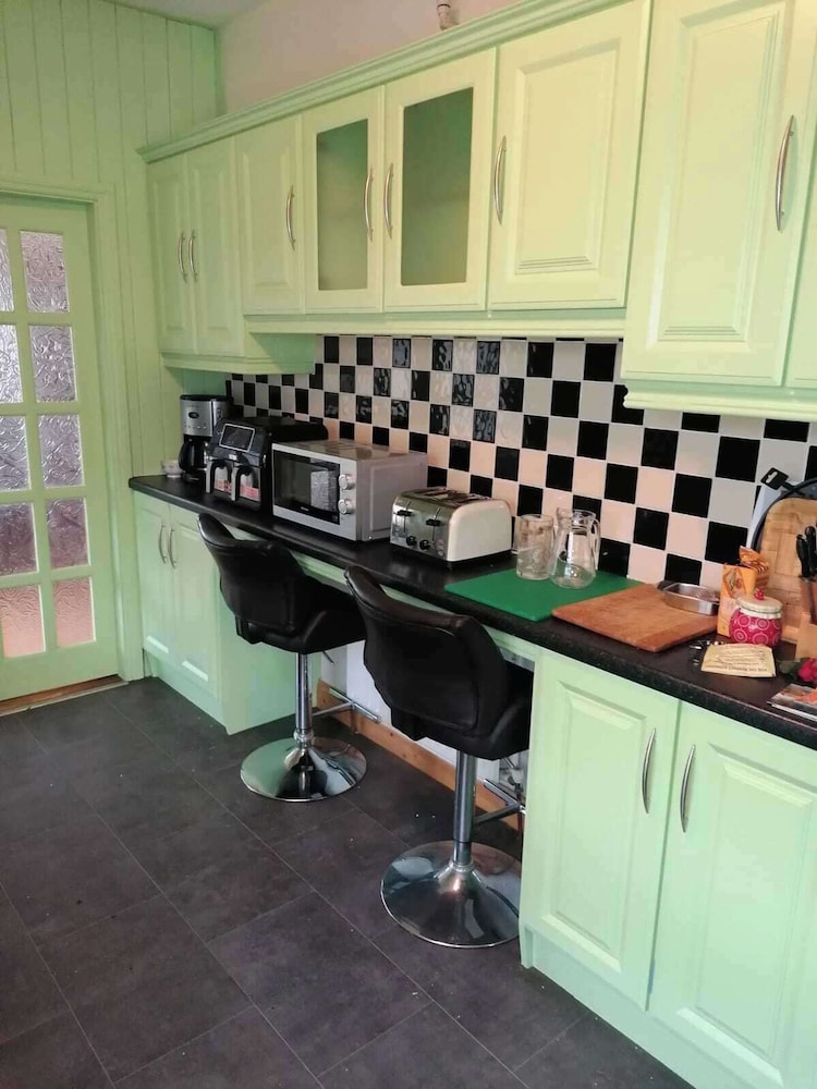 The Railway Lodge, 4 Bedrooms, Sleeps 11, Pets Ok