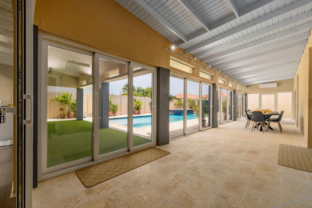 Villa Blue Topaz - Oasis With Pool Hot tub Sauna