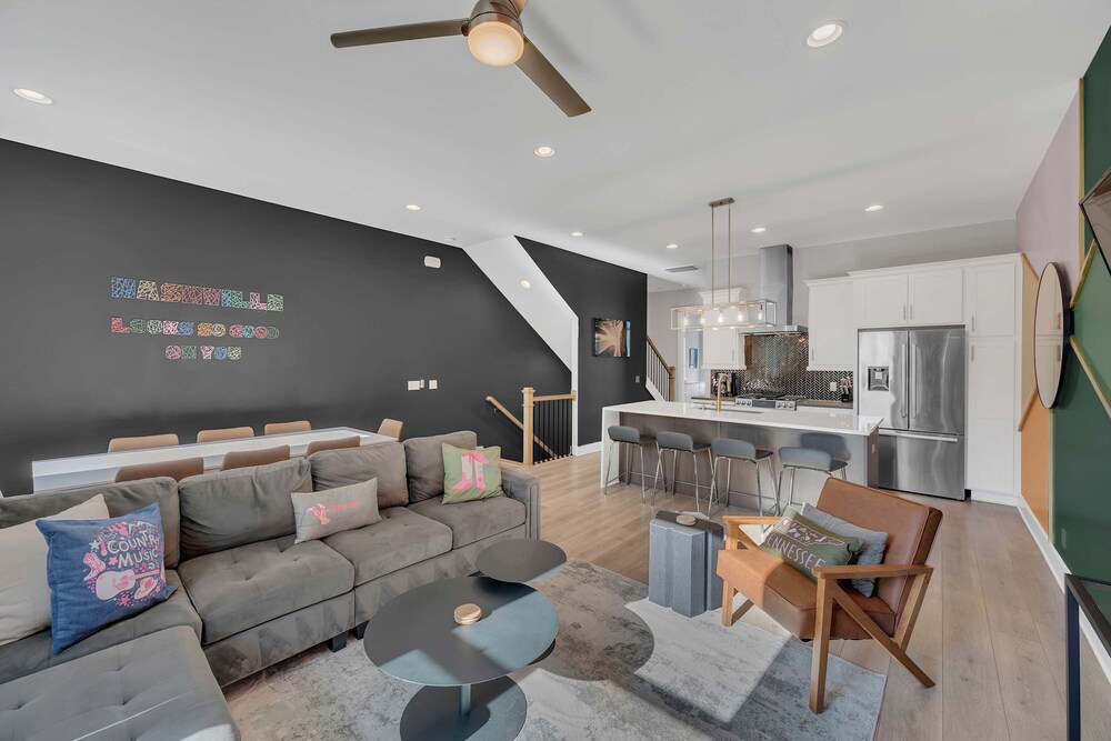 Close to DT Music City - Rooftop Views Game Room