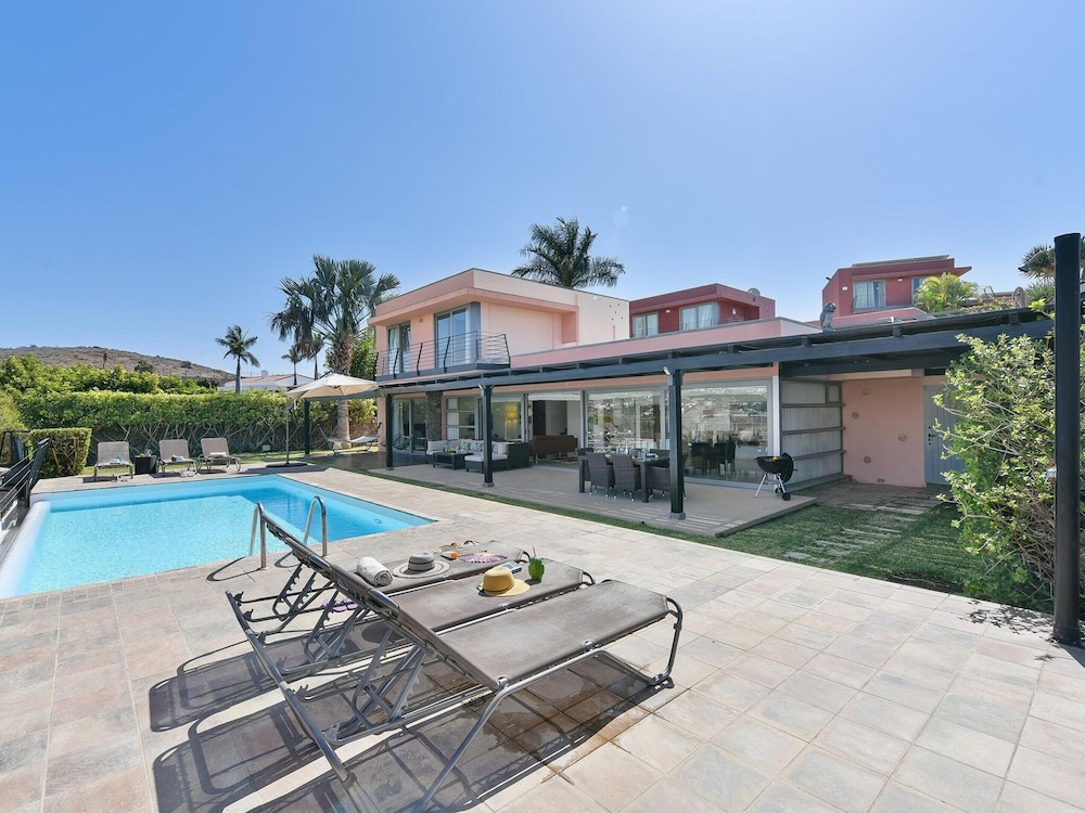 Villa With Private Pool in the Golf Resort