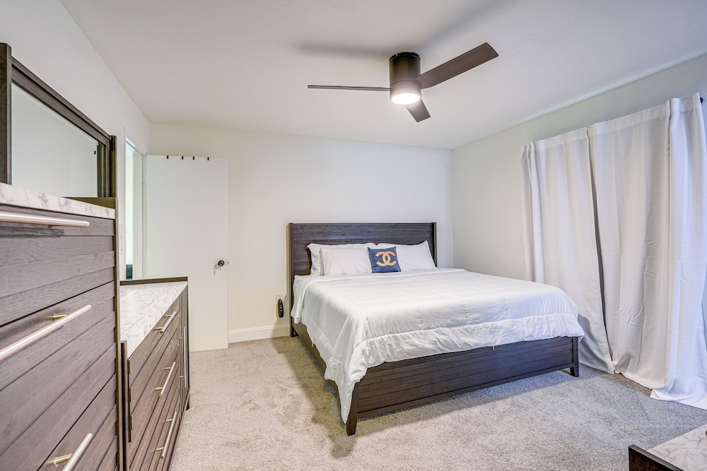 Explore & Relax: Chic & Cozy Retreat in Lakeland!