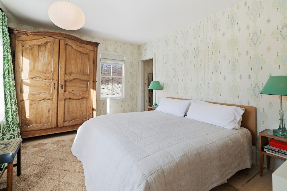 Gorgeous Hudson Valley Farmhouse On 14 Acres 3 Bedroom Home
