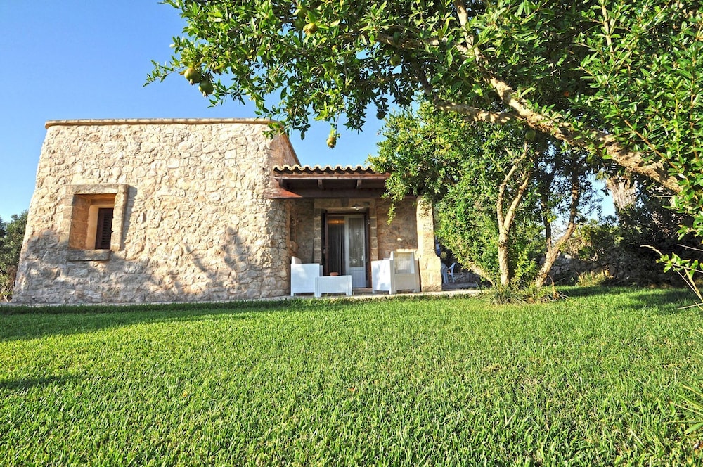 Trullo dei Beneficati a Pochi Metri dal Mare