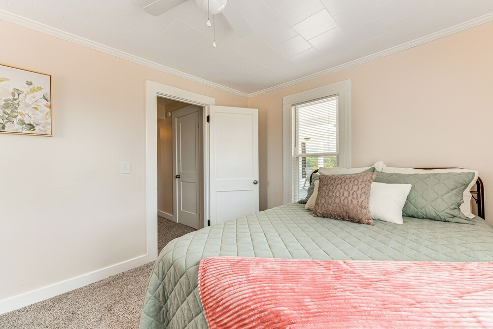 Peaceful Lenoir Home w/ Valley & Mountain Views! view 2