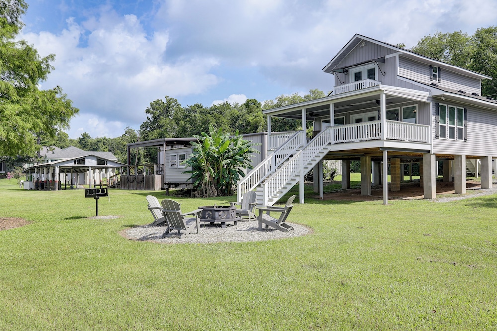 Riverfront Family Retreat w/ Yard in Saint Amant