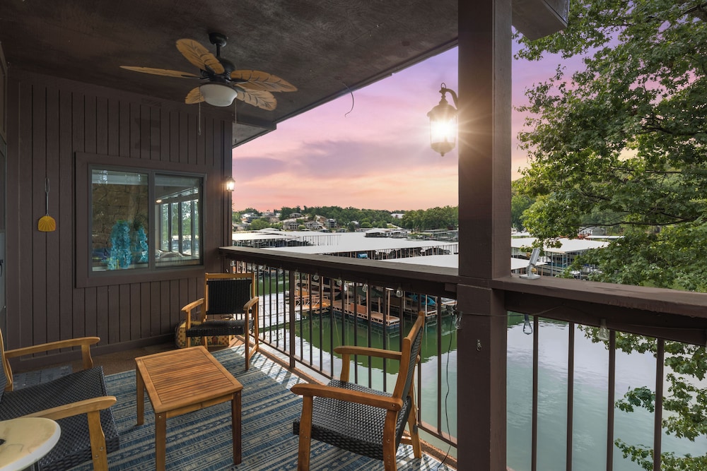 Stunning Lake Views, Pools, Wildlife, Pet-friendly