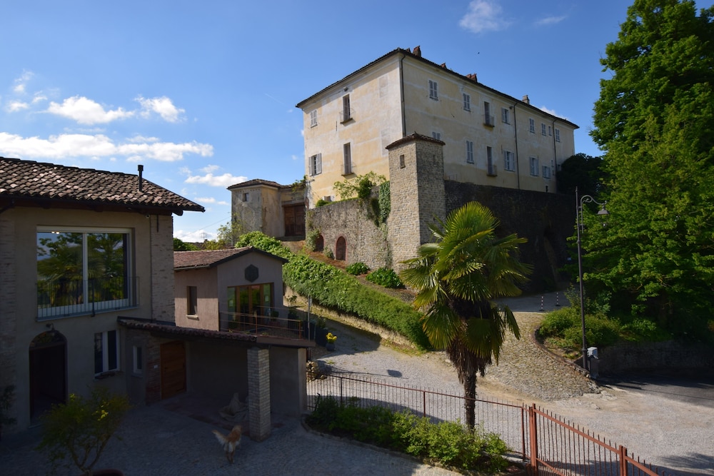 Casa Renato Apartments With Pool, Monforte D' Alba photo 5