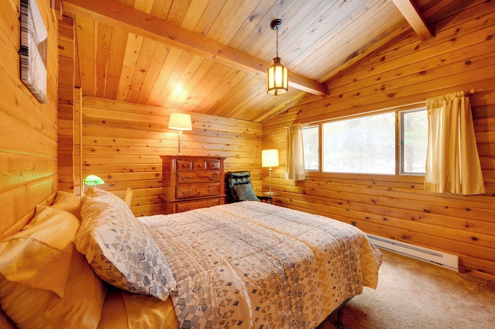 Hike & Ski: Cabin w/ Fireplace in Franconia!