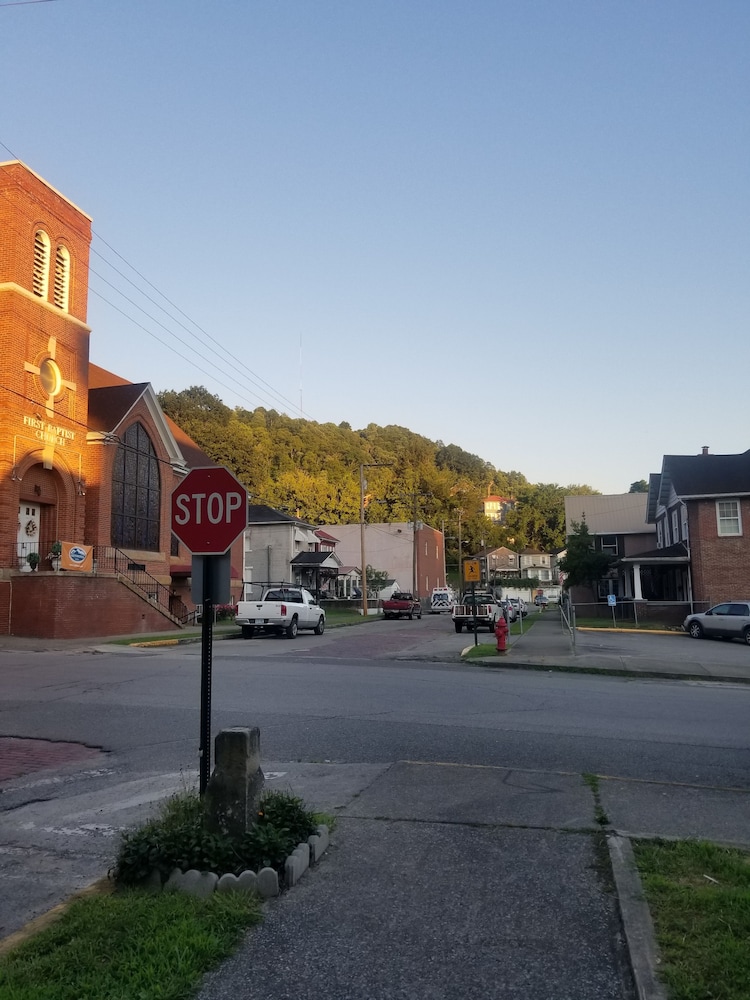 Hatfield McCoy House Inn
