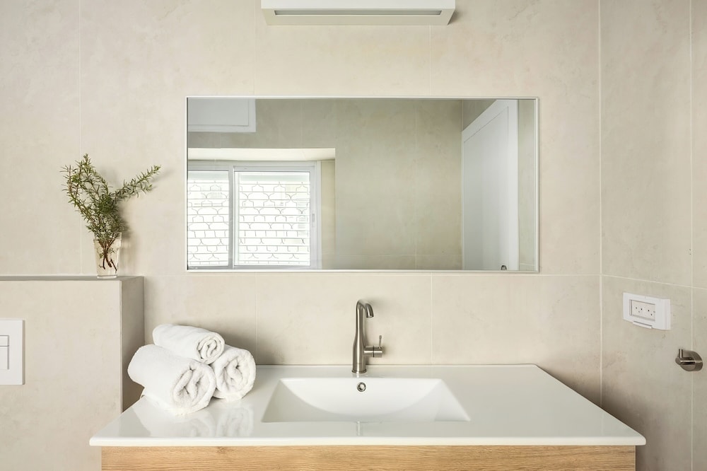 Central & Bright Getaway by Sea N' Rent