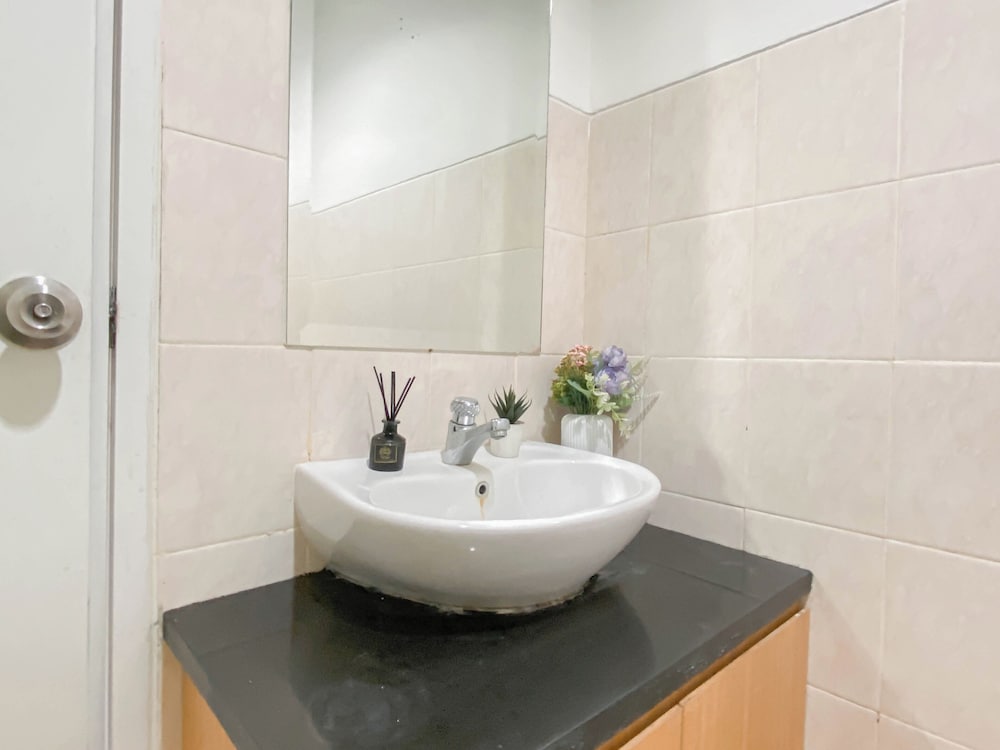Contemporary Studio Loft Apartment At Park View Condominium