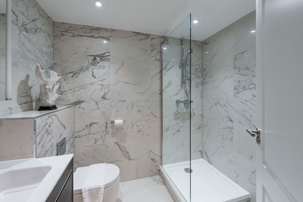 The Carlyle - Elegant Serviced Apartments