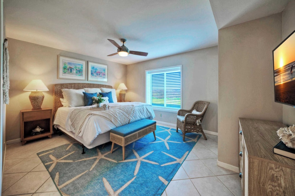 Sleeps 16 2 Beachfront Condos, Pool+pickleball+tennis Island Retreat Complex