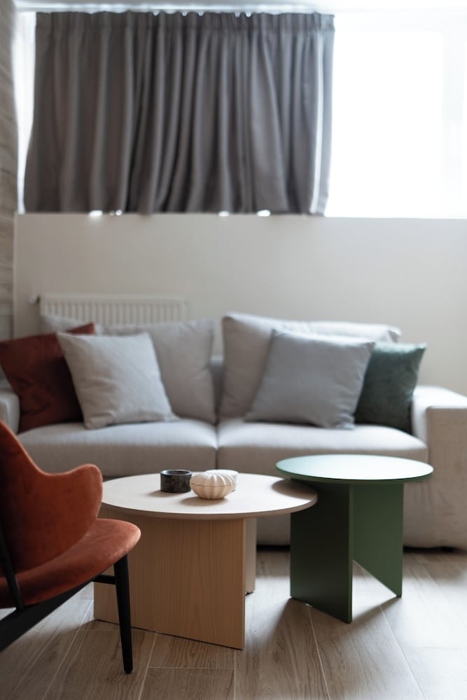 Cozy & Chic Stay Near Metro Station