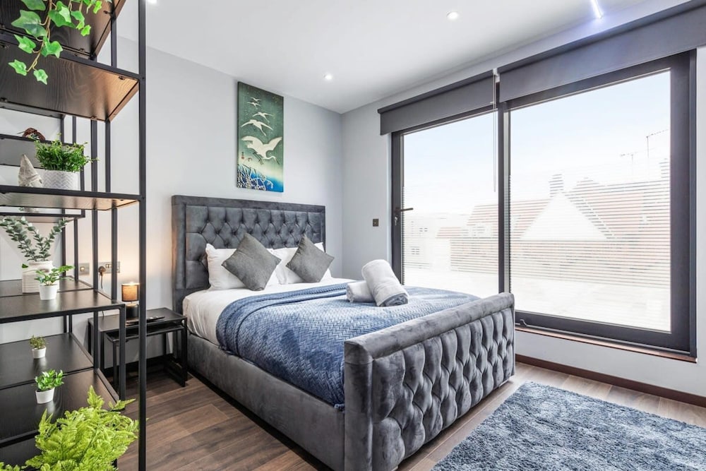 Serviced Modern Luxury Flat Near Central London