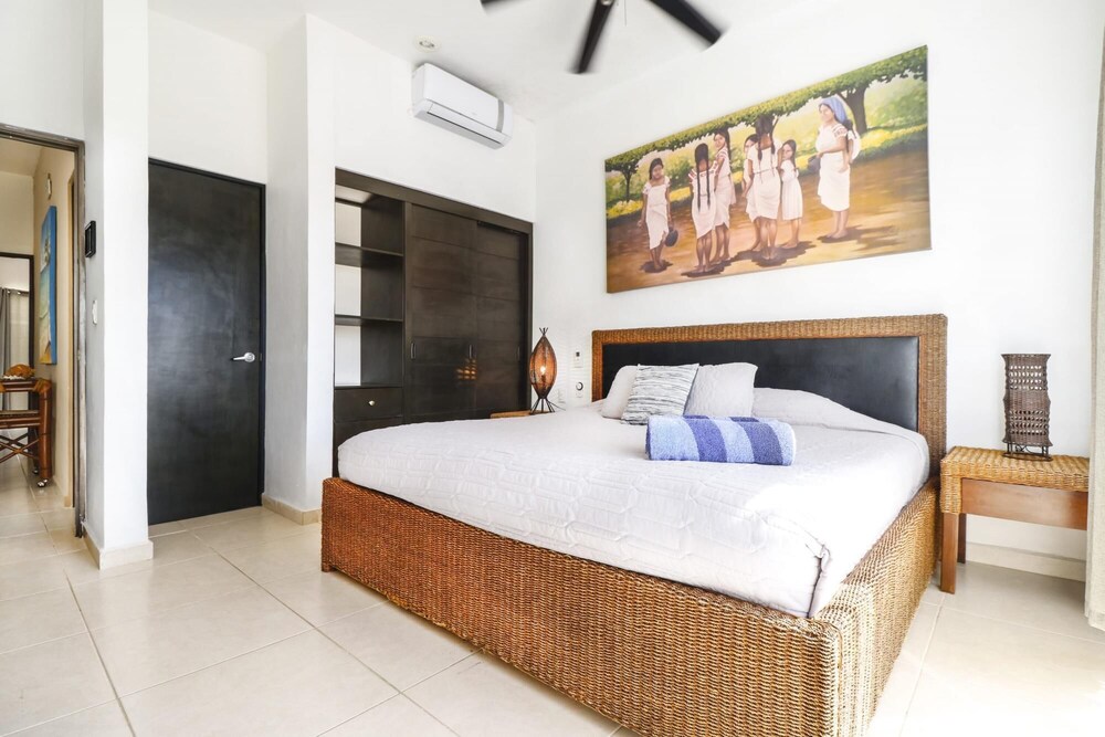 Large 2 Bedroom Penthouse Rooftop w Jacuzzi view 4
