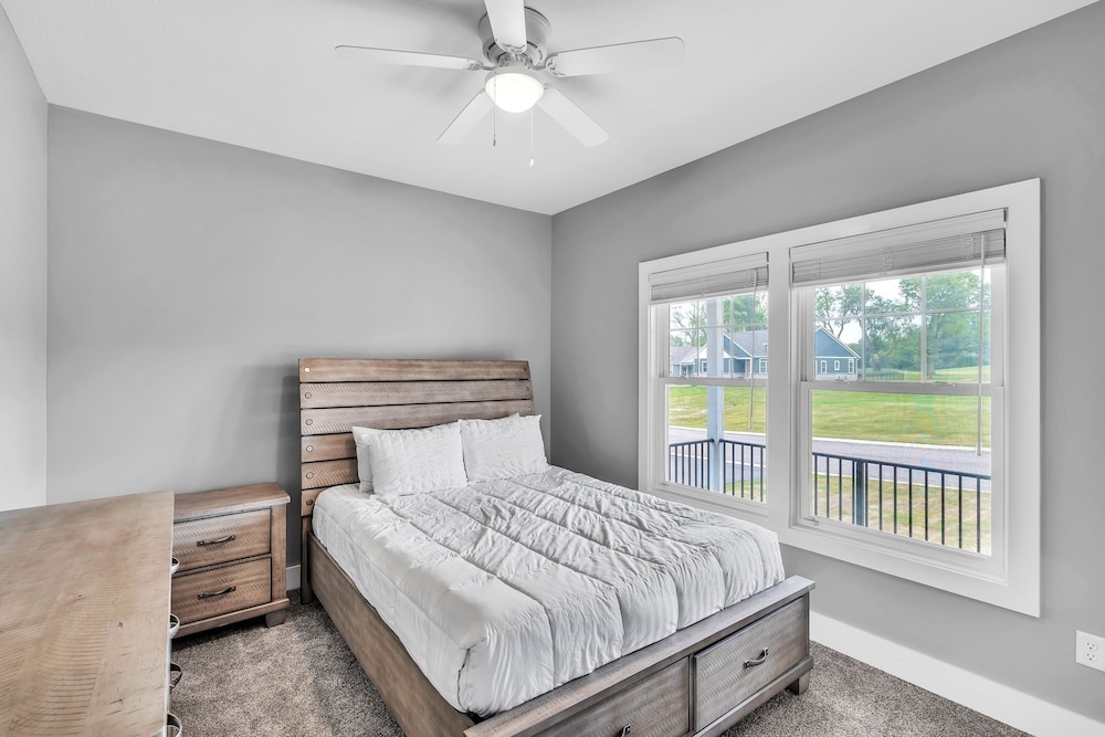 Pet-friendly Getaway With Golf & Private Patio Retreat 4 Bedroom Home