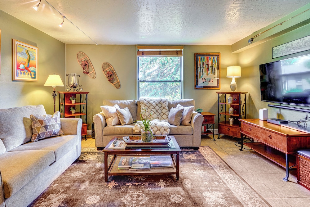 1/2 Block to Lift Bus Stop: Condo in Park City
