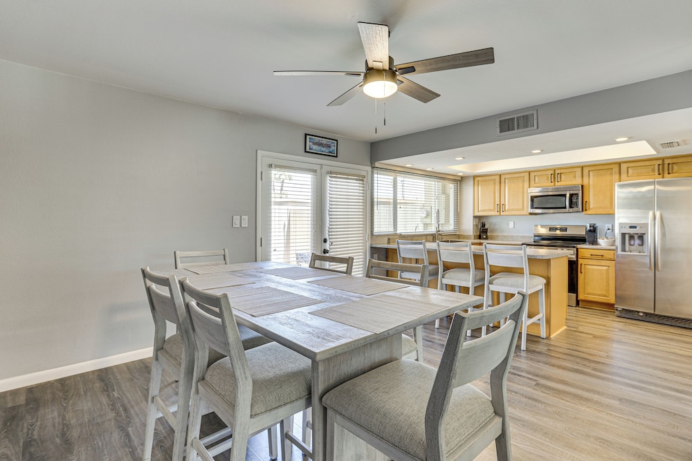 2 Mi to Old Town & Mall: Townhome w/ Pool Access!
