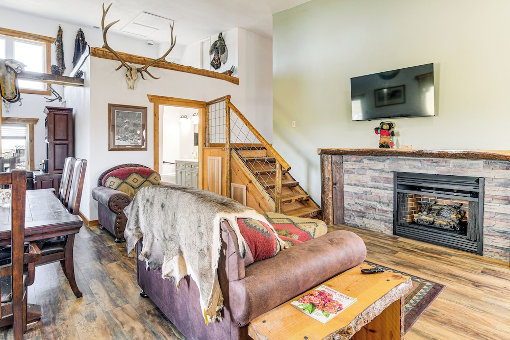5 Mi to Lake: Secluded Pinedale Retreat w/ Sauna!