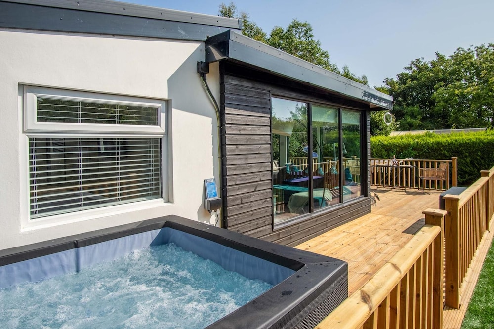 Cedars Lodge - Hot Tub - Penally - Tenby