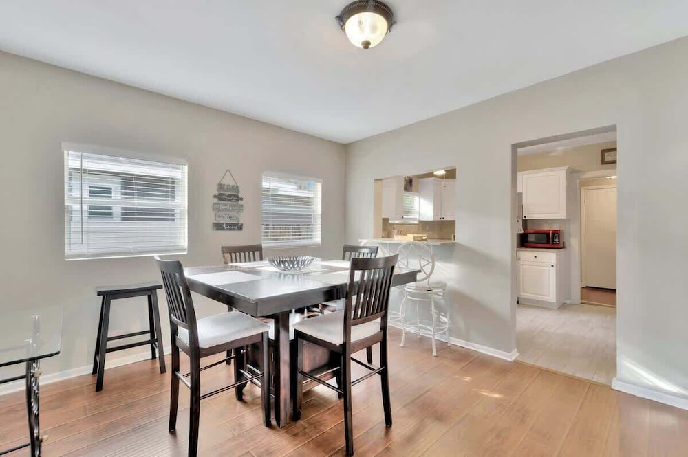 Updated Cozy Home Centrally Located pet Friendly