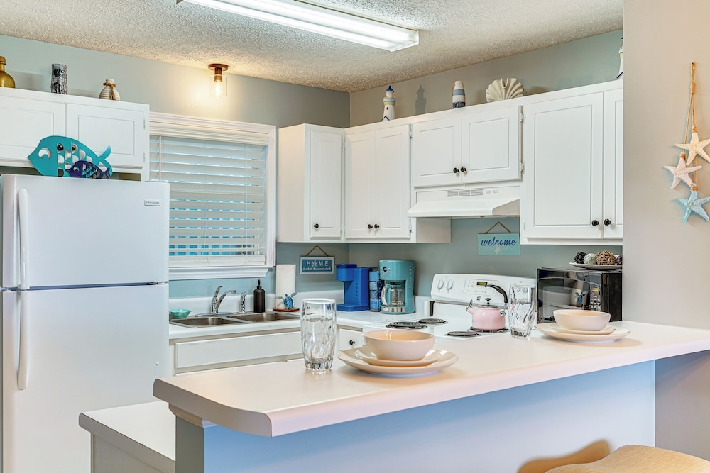 Walk to Beach: Condo w/ Balcony in Pcb!