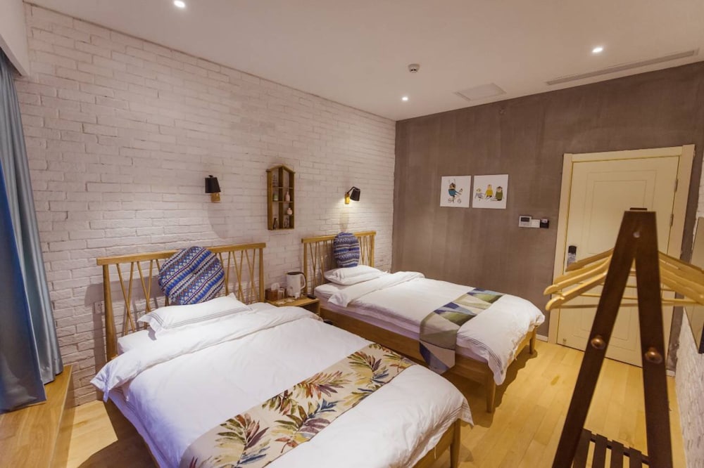 J Trip Youth Hostel