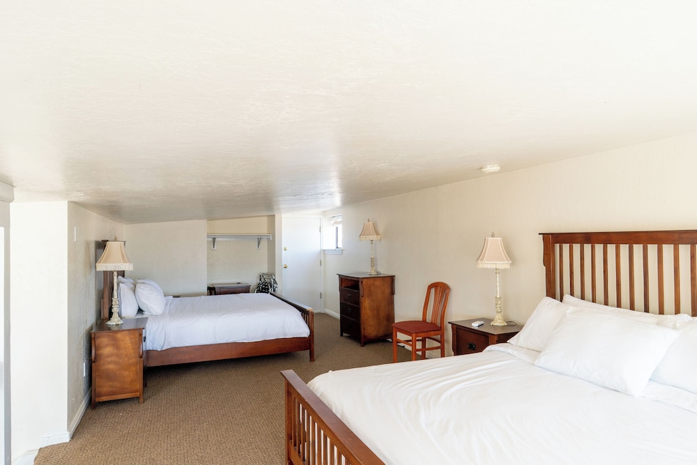 Road Creek Inn